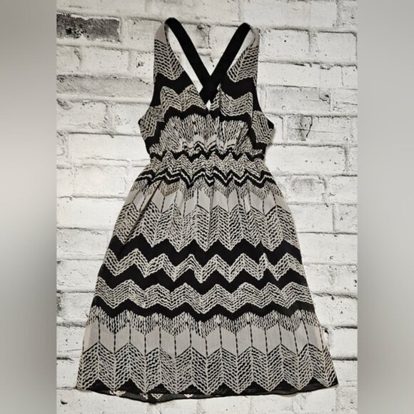 DKNYC Sleeveless V-Neck Open Back Chevron Cream Black Dress - Picture 3 of 11